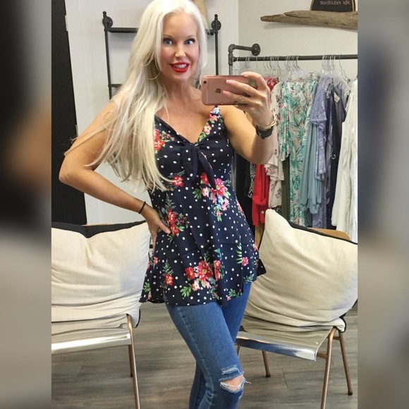 LAST 2! 💕 Front Bow Sleeveless Floral Top! - Picture 5 of 8